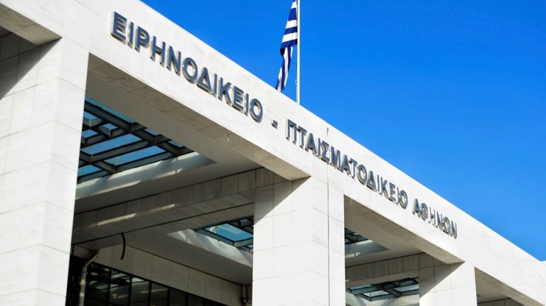 Αλλαγή φύλου... χωρίς νυστέρι: Το Ειρηνοδικείο αναγνώρισε σε 23χρονο το δικαίωμα να δηλώνει κορίτσι