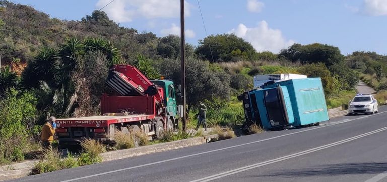 Χανιά: Φορτηγό «τούμπαρε» στην Εθνική Οδό (φωτο)