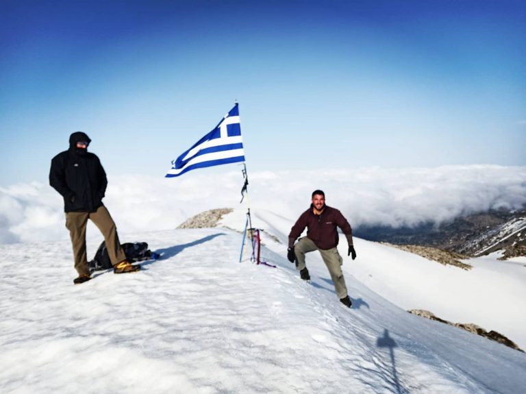 Χανιώτες ύψωσαν την ελληνική σημαία σε κορυφή των Λευκών Ορέων (φωτο)