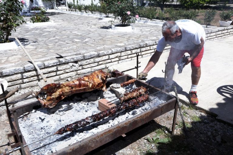 Εισαγγελέας και αυτόφωρο για όσους ψήσουν σε πυλωτές και αυλές