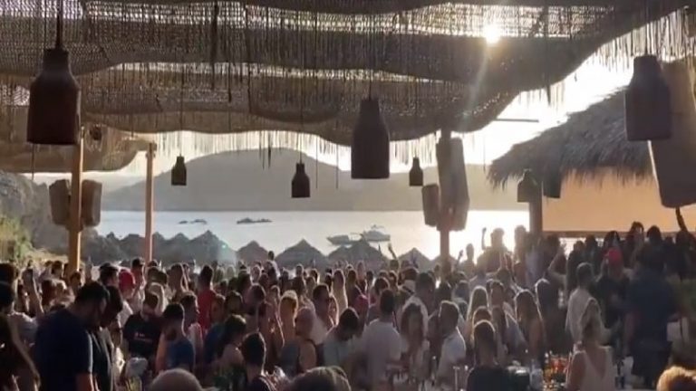 Χαμός στα beach bar στην Μύκονο - Γέμισε με θαλαμηγούς (video)