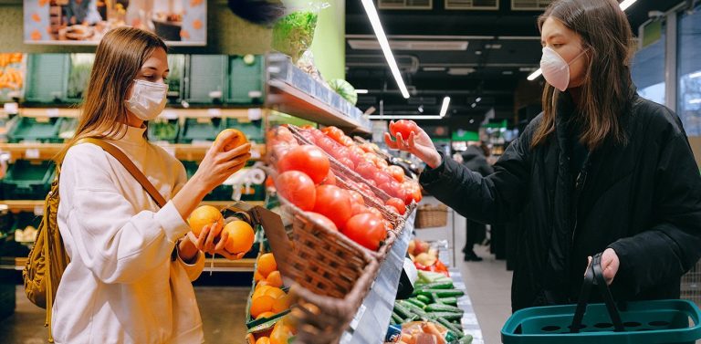 Υποχρεωτική από σήμερα στα σούπερ μάρκετ η χρήση για εργαζομένους και καταναλωτές