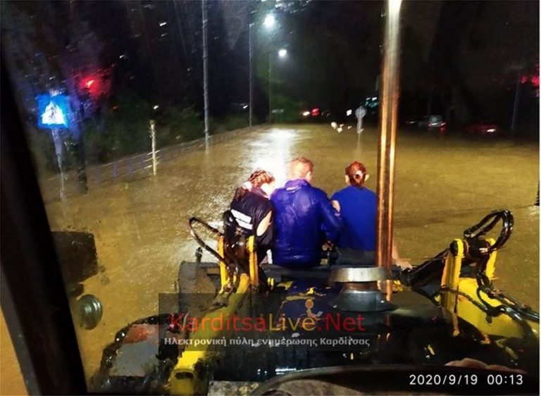 Μια γυναίκα νεκρή στα Φάρσαλα και δύο αγνοούμενοι στην Καρδίτσα εξαιτίας της κακοκαιρίας