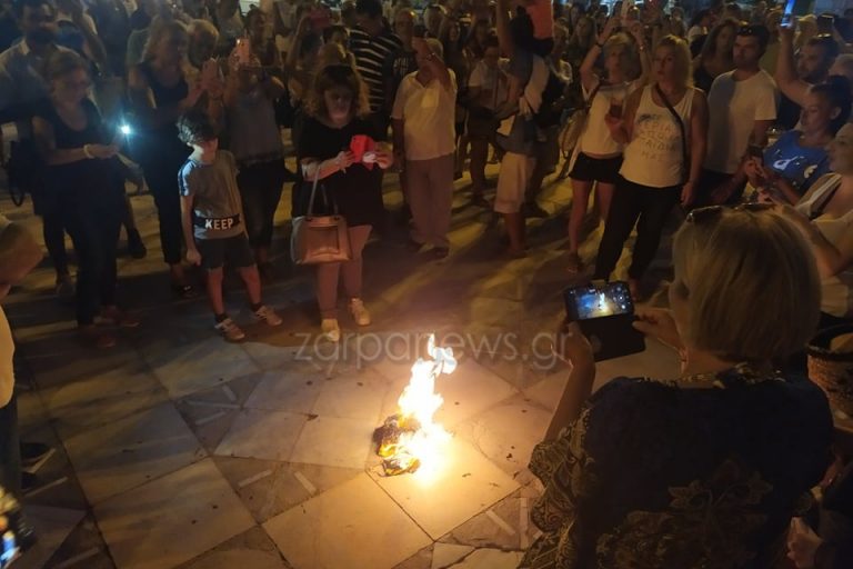 Χανιά: Έκαψαν μάσκες στη συγκέντρωση κατά της χρήσης τους στα σχολεία (φωτο - Video)