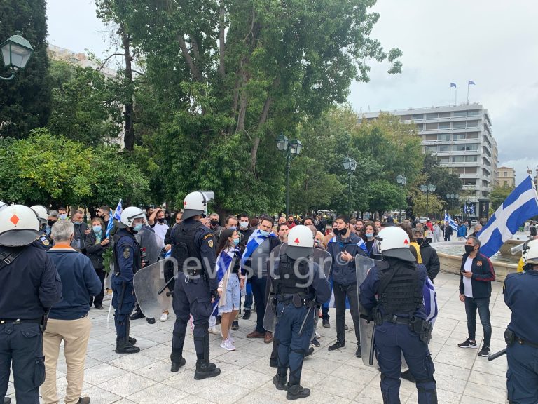 Ήθελαν να παρελάσουν στο Σύνταγμα παρά την απαγόρευση - Ένταση και προσαγωγές (φωτο)