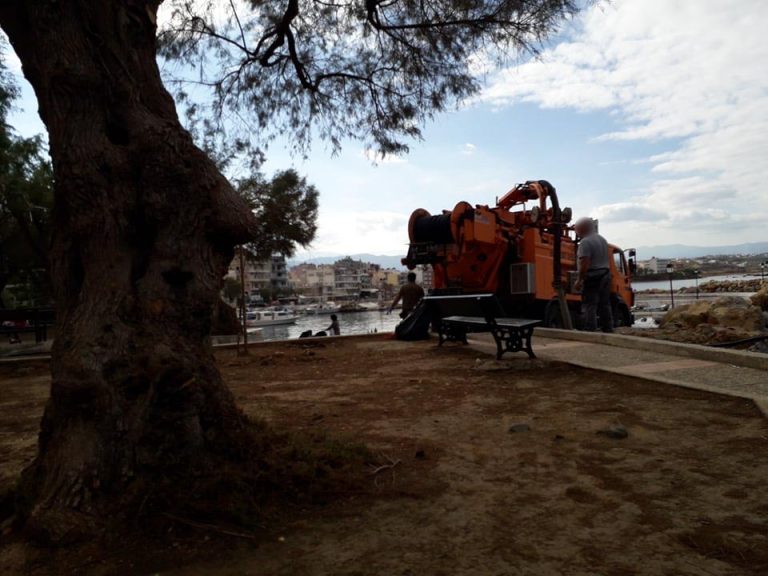 Χανιά: Γέμισε λάσπες και σκουπίδια η θάλασσα στη Νέα Χώρα! (φωτο)