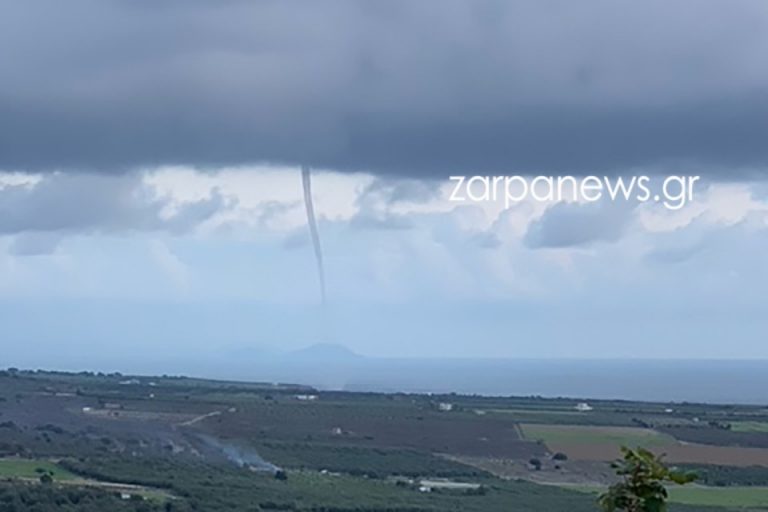 Χανιά: Εντυπωσιακός υδροστρόβιλος εμφανίστηκε στα νότια (φωτο)