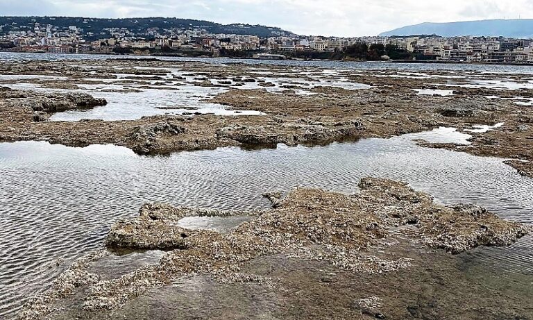 Χανιά: Υποχώρησε η θάλασσα, φάνηκαν τα βράχια στο Κουμ Καπί (φωτο)