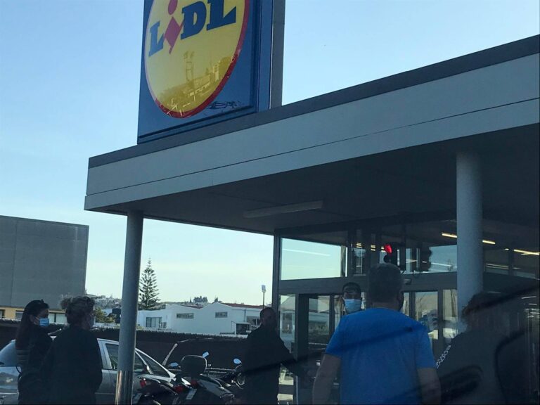 Χανιά: Σύστημα εισόδου με φανάρια στα Lidl! Για να μπείτε θα περιμένετε το πράσινο (φωτο)