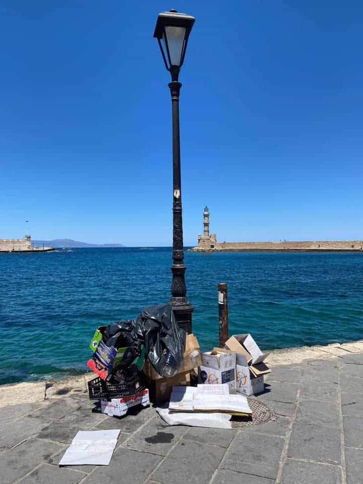 Χανιά: Πρόστιμο για ρίξει σκουπιδιών στο Ενετικό λιμάνι (φωτο)