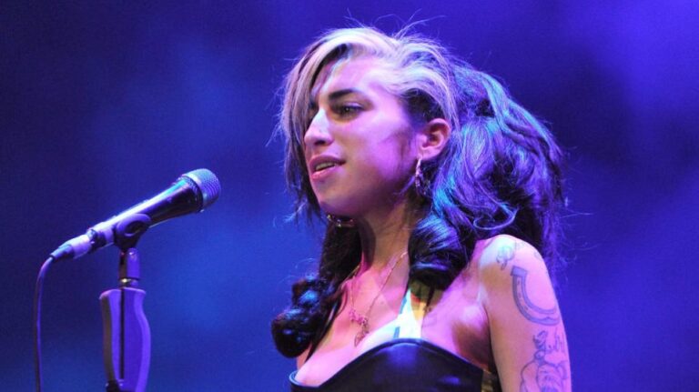 «Έγκλημα» με την Amy Winehouse: Την έσερναν μεθυσμένη και άρρωστη να κάνει περιοδεία