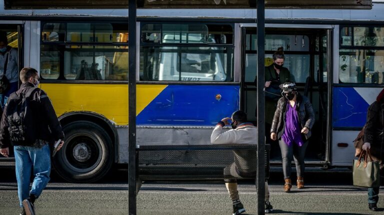 Άνδρας «κόλλησε» πάνω σε κοπέλα σε λεωφορείο αυνανίστηκε και εκσπερμάτωσε