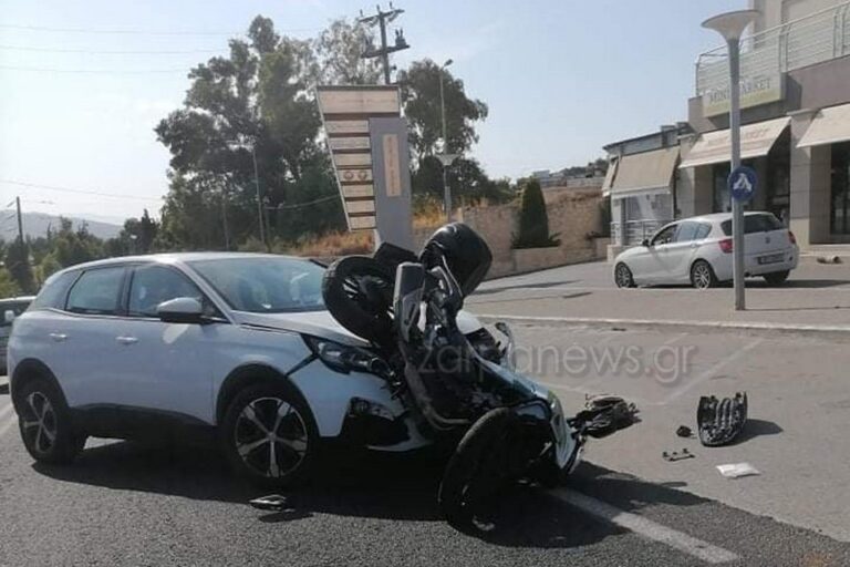 Χανιά: Απίστευτο τροχαίο στον Βλητέ - Μηχανή καρφώθηκε σε αυτοκίνητο (φωτο)