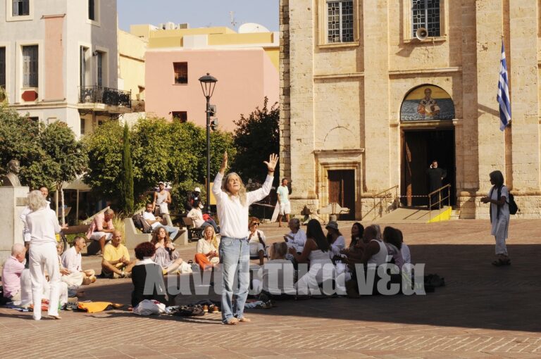 Χανιά: Αλλόκοτο θέαμα στην Τριμάρτυρη - Ο γιόγκι, οι καμπάνες και η… προσευχή στον Ήλιο (φωτο)