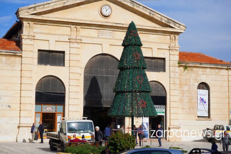 «Μύρισε» Χριστούγεννα στα Χανιά: Στήνεται το δέντρο στην Πλατεία Αγοράς - Νέο δέντρο στο Παλιό Λιμάνι (φωτο)