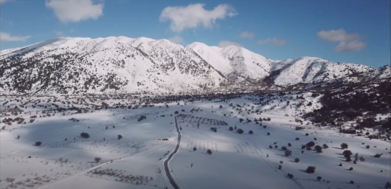 Χανιά: Ο χιονισμένος Ομαλός από ψηλά (φωτο - video)