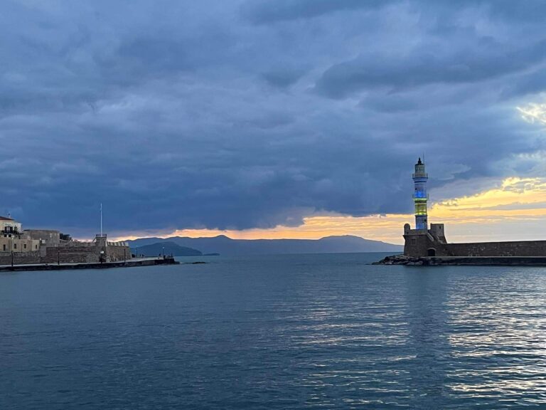 Στα χρώματα της Ουκρανίας ο Φάρος των Χανίων