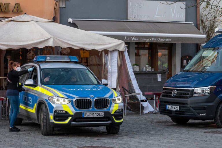 Police in the town of Weiden in Bavaria / AP