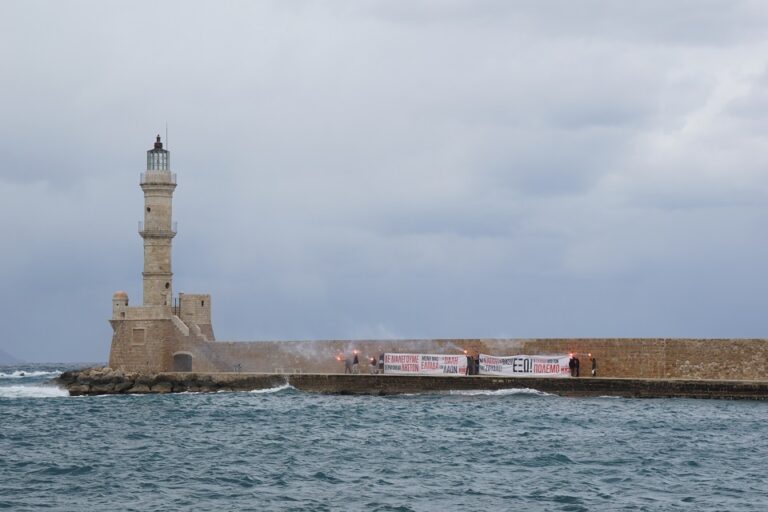 Χανιά: Γιγαντοπανό του ΚΚΕ στον φάρο ως ένδειξη διαμαρτυρίας! (φωτο - video)