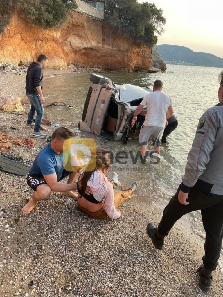 Μητέρα με δύο παιδιά έπεσαν με το αυτοκίνητο από ύψος 20 μέτρων (φωτο)