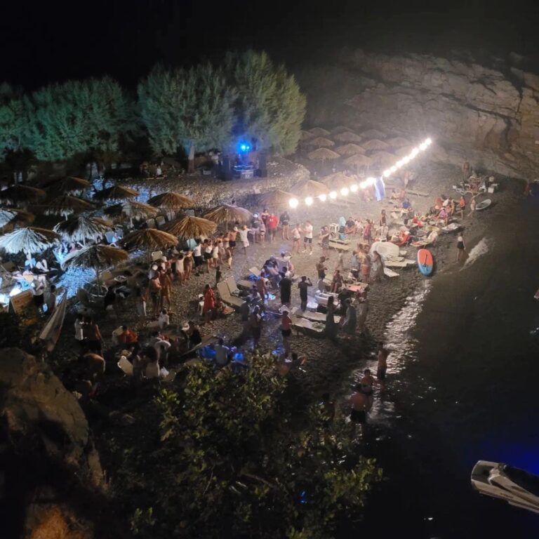 Χανιά: Ένα beach party σε μια μοναδική παραλία (φωτο)