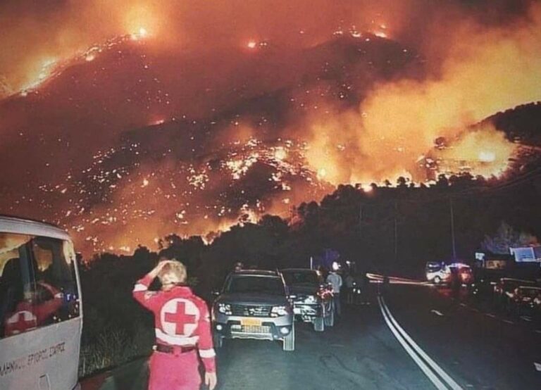 Ολονύχτια μάχη με τις φλόγες στο Ρέθυμνο: Εκκενώνονται οικισμοί - Αγωνία για τους κατοίκους (φωτο - video)