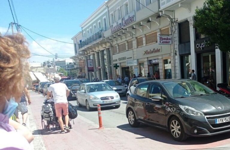 Χανιά: Το κυκλοφοριακό «πνίγει» τους τουρίστες - Μεγάλα παράπονα για ταξί, λεωφορεία, έλλειψη πάρκινγκ