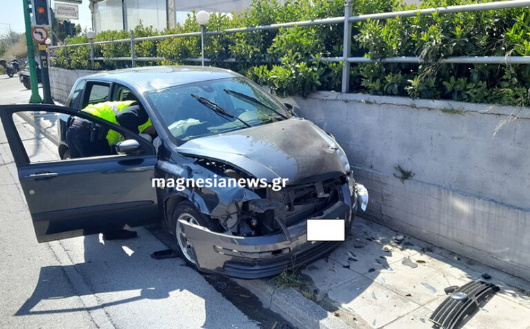 Αμάξι πέρασε με κόκκινο και σκότωσε πατέρα τριών παιδιών που οδηγούσε μηχανάκι (φωτο)