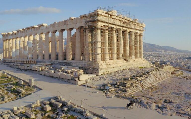 Συνέβη και αυτό: Νεαρός Κύπριος επιχείρησε να κλέψει μάρμαρα και πέτρες από την Ακρόπολη για... σουβενίρ