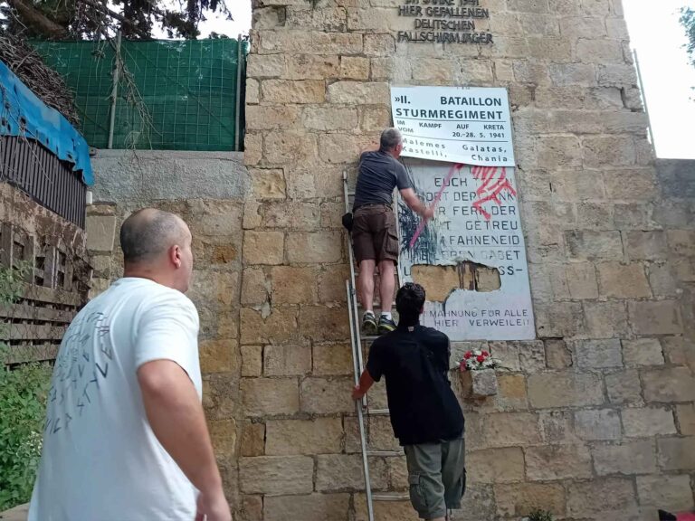 Χανιά: Απομακρύνθηκαν οι ναζιστικές πλάκες από το “Κακό Πουλί” (φωτο)