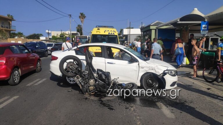 Χανιά: Σοβαρό τροχαίο στον Σταλό - Μηχανή «καρφώθηκε» κάτω από το αυτοκίνητο (φωτο - video)