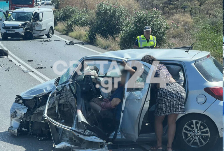 Σφοδρή σύγκρουση αυτοκινήτου με βαν στην εθνική - Στο νοσοκομείο οι οδηγοί (φωτο)