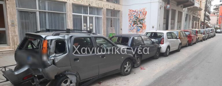 Χανιά: ΙΧ πείρε παραμάζωμα τα σταθμευμένα (φωτο)