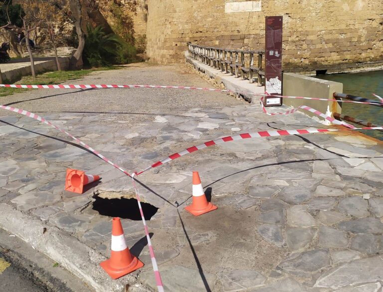 Χανιά: Για άλλη μια φορά καθίζηση άνοιξε τρύπα στο πεζοδρόμιο του Κουμ Καπί (φωτο)