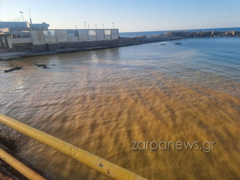 Χανιά: Αγωγός άδειασε στη θάλασσα της Νέας Χώρας- Αποκρουστική εικόνα, τα νερά έγιναν καφέ (φωτο - video)