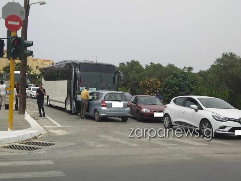 Χανιά: Απίστευτο τρακάρισμα - Μετωπική σύγκρουση αυτοκινήτου με τουριστικό λεωφορείο στην Χρυσή Ακτή (φωτο)