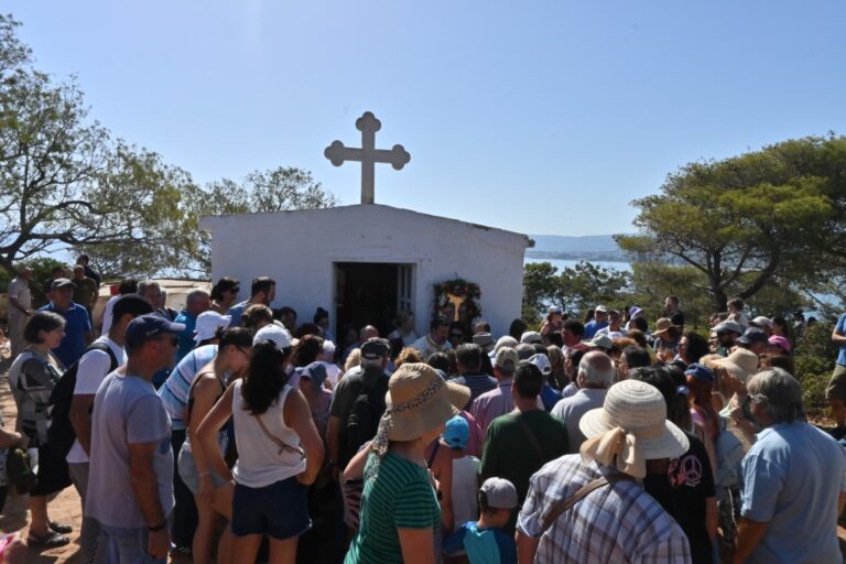 Χανιά: Πλήθος κόσμου στη νησίδα Θοδωρού (φωτο)