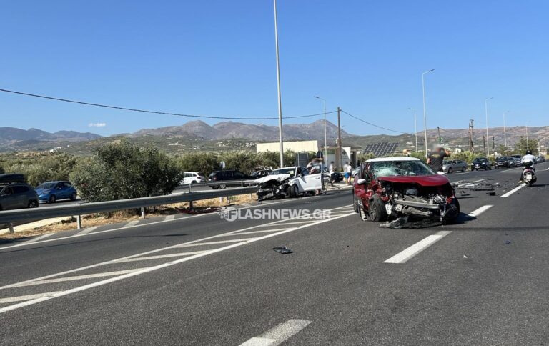 Χανιά: Σφοδρή σύγκρουση δύο οχημάτων στον κόμβο Δραπανιά (φωτο)