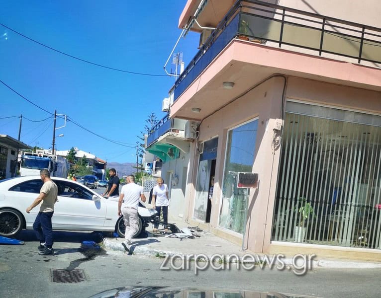 Χανιά: Οδηγός προσπάθησε να μπει με το αμάξι σε κομμωτήριο! (φωτο)