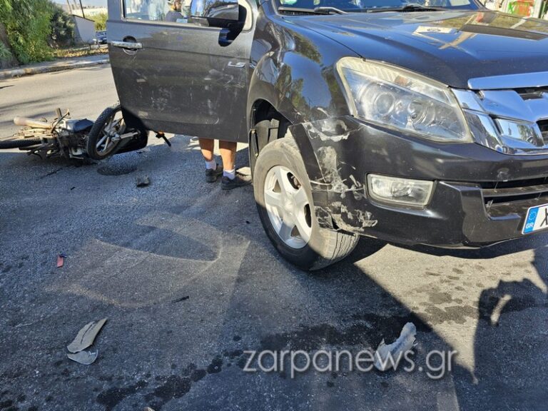 Χανιά: Αγροτικό συγκρούστηκε με μηχανάκι στα φανάρια του ΜΑΙΧ – Μια γυναίκα στο νοσοκομείο (φωτο)