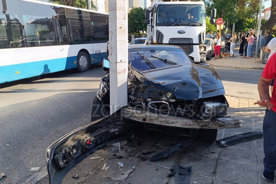 Χανιά: Σφοδρή σύγκρουση δύο αυτοκινήτων στο κέντρο της πόλης