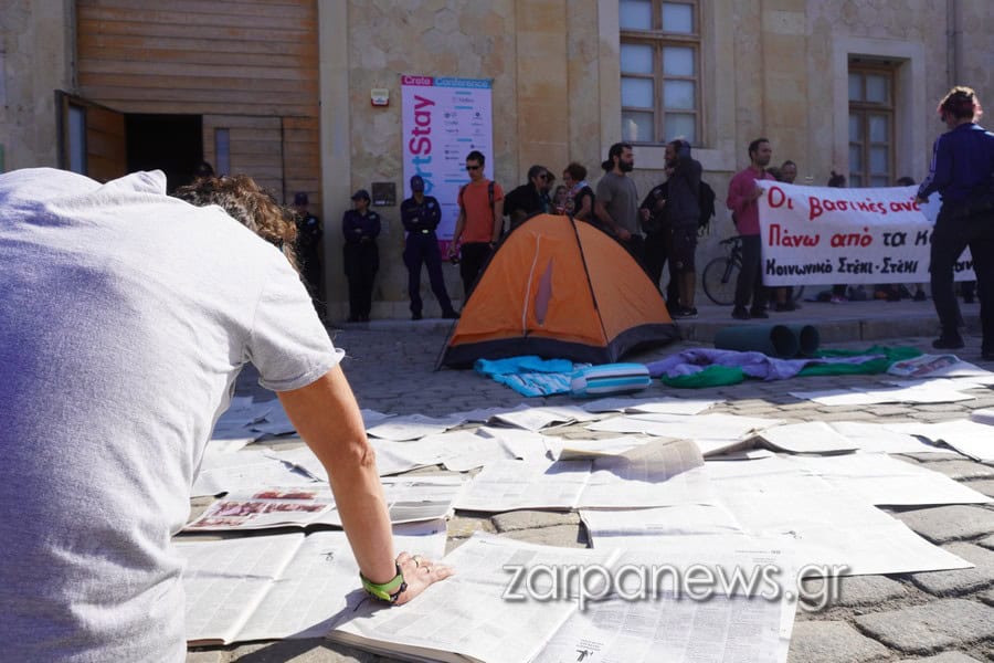 Χανιά: Τους χάλασαν τη φιέστα.. Έστησαν σκηνή έξω από συνέδριο για το Airbnb στο Ενετικό Λιμάνι – Δεν πάει άλλο με την έλλειψη στέγης (φωτο)