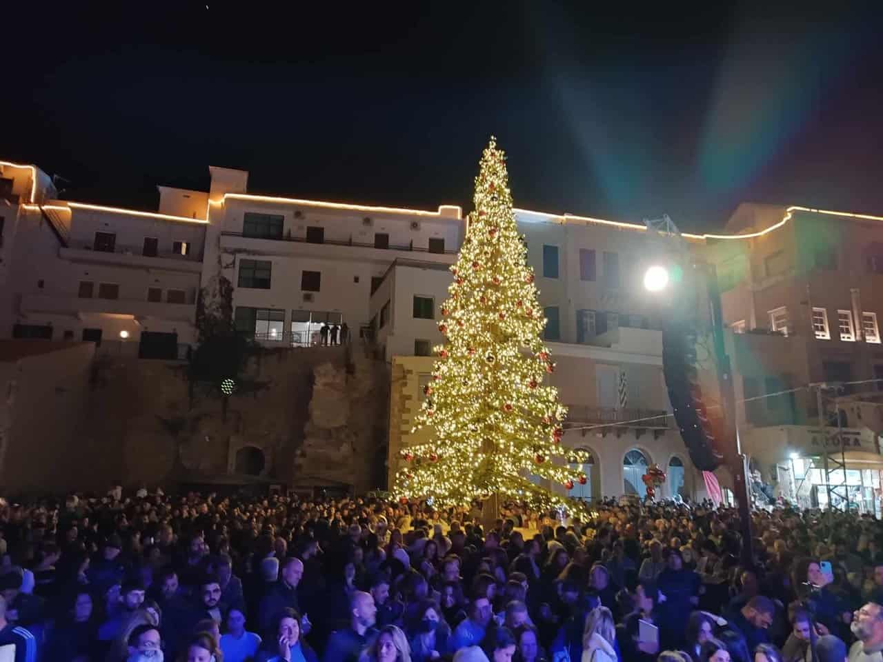 Χανιά: Με σόου, μουσική και πυροτεχνήματα η φωτοδότηση του χριστουγεννιάτικου δέντρου στο Ενετικό Λιμάνι (φωτο – βίντεο)