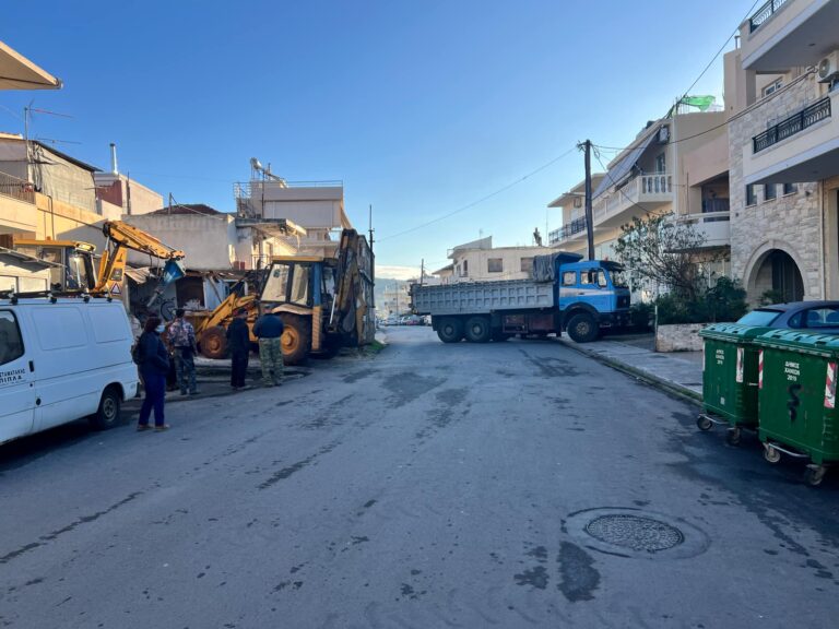 Χανιά: Κατεδαφίστηκε το επικίνδυνο κτίσμα στην οδό Παναγούλη (φωτο)