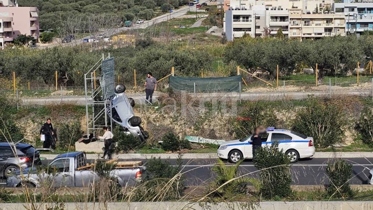 Χανιά: Αυτοκίνητο αναποδογύρισε και... προσγειώθηκε σε πινακίδα στον ΒΟΑΚ! (φωτο)