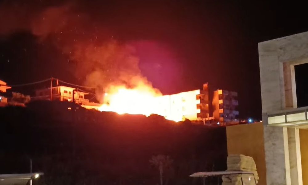 Χανιά: Αναστάτωση τη νύχτα στον Σταλό για φωτιά ανάμεσα σε σπίτια και ξενοδοχεία (video)