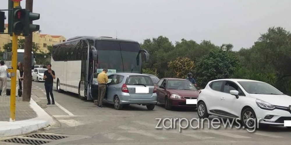 Χανιά: Απίστευτο τρακάρισμα – Μετωπική σύγκρουση αυτοκινήτου με τουριστικό λεωφορείο στην Χρυσή Ακτή (φωτο)