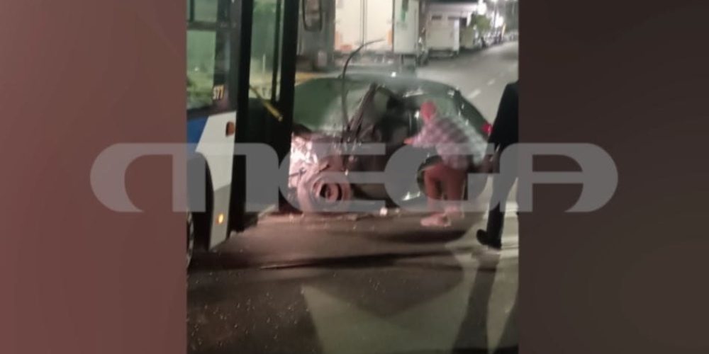 Αυτοκίνητο συγκρούστηκε μετωπικά με λεωφορείο – Γυναίκα απεγκλωβίστηκε χωρίς τις αισθήσεις της (video)