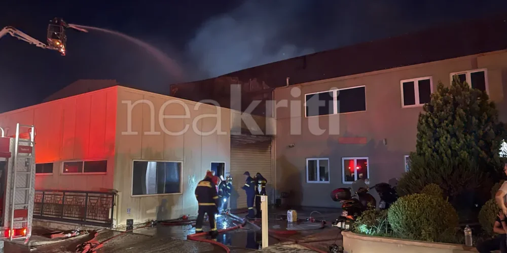 Κρήτη: Πυρκαγιά στις εγκαταστάσεις της εφημερίδας Νέα Κρήτη – Βίντεο από την επιχείρηση κατάσβεσης (video)