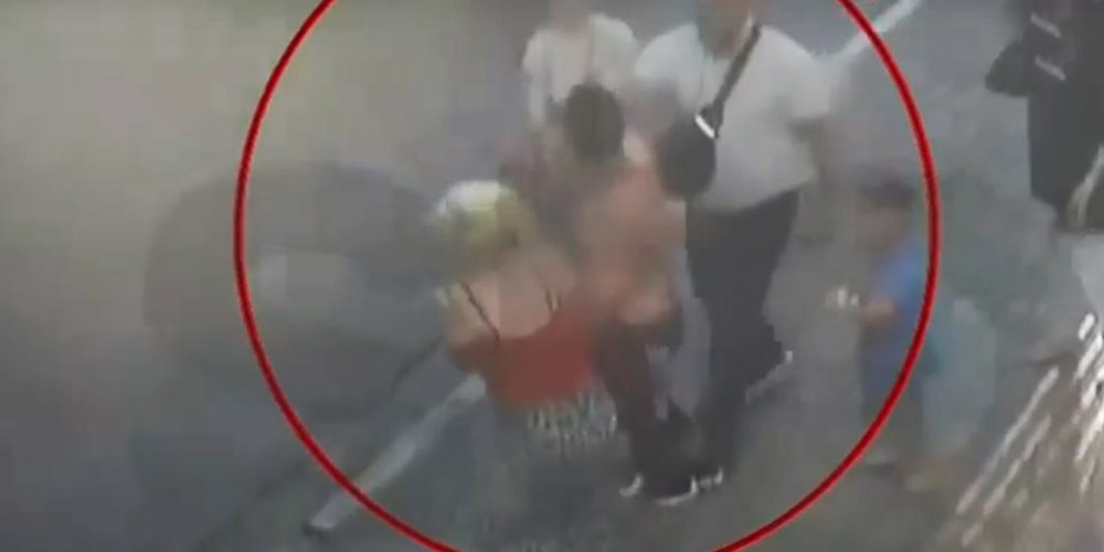 Άνδρας προσπάθησε να πνίξει το μωρό του στο κέντρο της Αθήνας! (video)